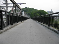 渡良瀬橋脇の歩道