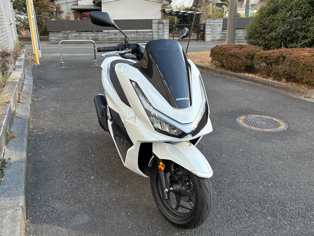 PCX 正面少し右からの写真